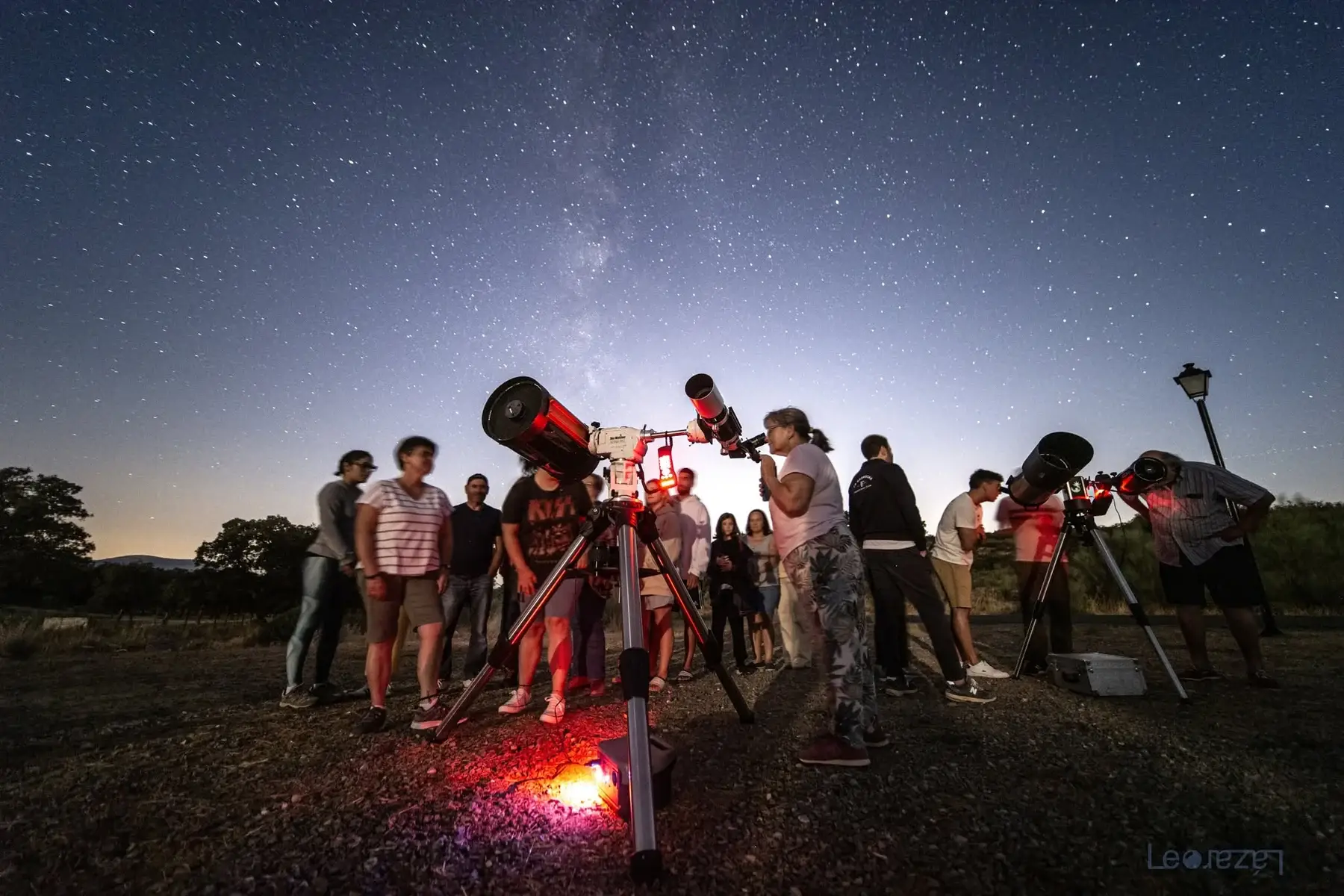 Grupo participando en una observación astronómica con varios telescopios